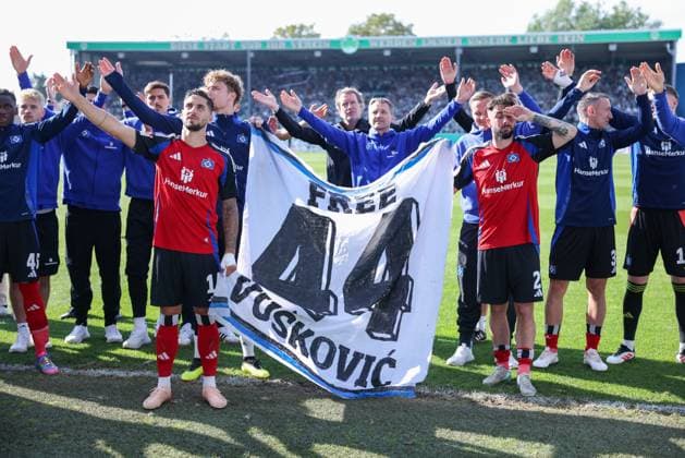 The HSV team with the fans, Spvgg Greuther Fuerth vs Hamburger SV Football, 2 Bundesliga, DFL, Saison 2024 2025, Rueckrunde, 34 Spieltag, 18 05 2025 DFB regulations prohibit any use of photographs as image sequences and or quasi video Copyright: xkolbert-press MartinxAgüerax