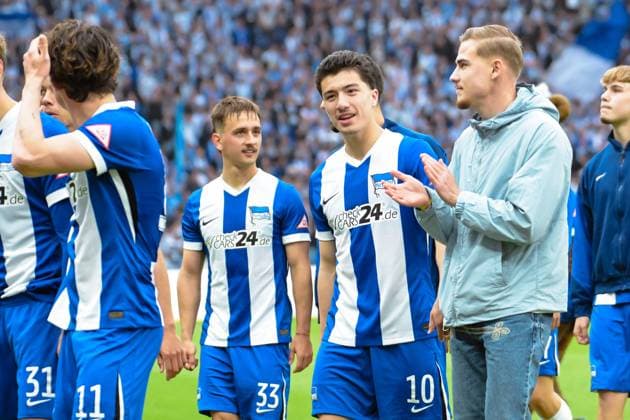 Soccer 2 Bundesliga, Hertha BSC Berlin Hannover 96 18 05 2025, xdanx, Soccer 2 Bundesliga, Hertha BSC Berlin Hannover 96 emspor, v l Michal Karbownik Hertha BSC , Ibrahim Maza Hertha BSC , Marten Winkler Hertha BSC on the way to the Ostkurve DFL DFB REGULATIONS PROHIBIT ANY USE OF PHOTOGRAPHS as IMAGE SEQUENCES and or QUASI VIDEO Daniel Lakomski Mix1 Berlin Olympiastadion Berlin Germany DEU Copyright: xDanielxLakomskix