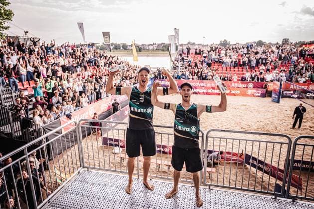 Beach volleyball men Allianz German Beach Tour 2025 Tourstop Düsseldorf 18 05 2025 f l Nils Ehlers and Clemens Wickler win the tournament in Düsseldorf and celebrate Düsseldorf Robert Lehr Ufer Nordrhein Westfalen Germany
