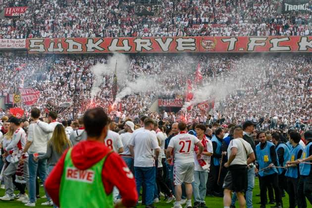 Fans storming the pitch 18 05 2025 Soccer 1 FC Koeln vs 1 FC Kaiserslautern, Rheinenergiestadion, Koeln, DFB DFL REGULATIONS PROHIBIT ANY USE OF PHOTOGRAPHS AS IMAGE SEQUENCES AND OR QUASI VIDEO Copyright: xpepphotox xSaschaxWeizx pep00321, pep_20250508_hm_37139