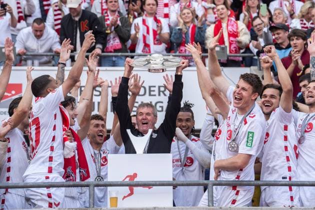GER, 2 FBL, 1 FC Köln Koel vs 1 FC Kaiserslautern 18 05 2025, RheinEnergieStadion, Köln, GER, 2 FBL, 1 FC Köln Koel vs 1 FC Kaiserslautern im Bild 2 Liga Meister, Austeiger 1 FC Köln Koeln, Friedhelm Funkel Chef Trainer, 1 FC Köln Koeln mit Schale nordphotoxGmbHxx xChristianxSchulze nph000300