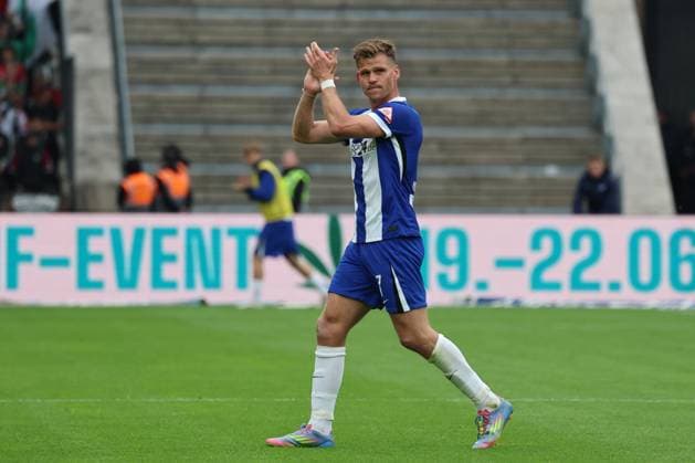 2 Soccer Bundesliga, Hertha BSC Hannover 96 Off, End, Final whistle, End of match, Farewell Florian Niederlechner Hertha BSC Berlin 7 says goodbye to the fans, during the match in the 2 Soccer Bundesliga, Hertha BSC Hannover 96 in Berlin, Olympiastadion, on 18 05 2025 DFB regulations prohibit any use of photographs as image sequences and or quasi video Copyright: xBEAUTIFULxSPORTS Frankex