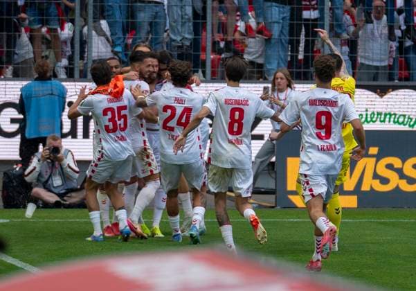 Jubel beim 1 FC köln 18 05 2025, 1 FC Köln 1 FC Kaiserslautern Fussball, 2 Bundesliga, RheinEnergieStadion Köln DFL regulations prohibit any use of photographs as image sequences and or quasi video Copyright: HMBxMedia xMarcoxBader