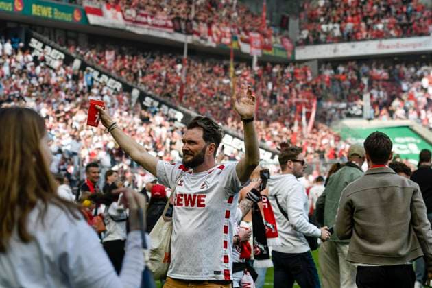 Fans storming the pitch 18 05 2025 Soccer 1 FC Koeln vs 1 FC Kaiserslautern, Rheinenergiestadion, Koeln, DFB DFL REGULATIONS PROHIBIT ANY USE OF PHOTOGRAPHS AS IMAGE SEQUENCES AND OR QUASI VIDEO Copyright: xpepphotox xSaschaxWeizx pep00321, pep_20250508_hm_37122