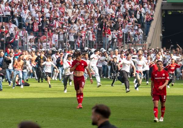 Daniel Hanslik 1 FC Kaiserslautern, 19 and Philipp Klement 1 FC Kaiserslautern, 10 leave the pitch disappointed The fans come running up behind 18 05 2025, 1 FC Köln 1 FC Kaiserslautern Football, 2 Bundesliga, RheinEnergieStadion Köln DFL regulations prohibit any use of photographs as image sequences and or quasi video Copyright: HMBxMedia xMarcoxBader