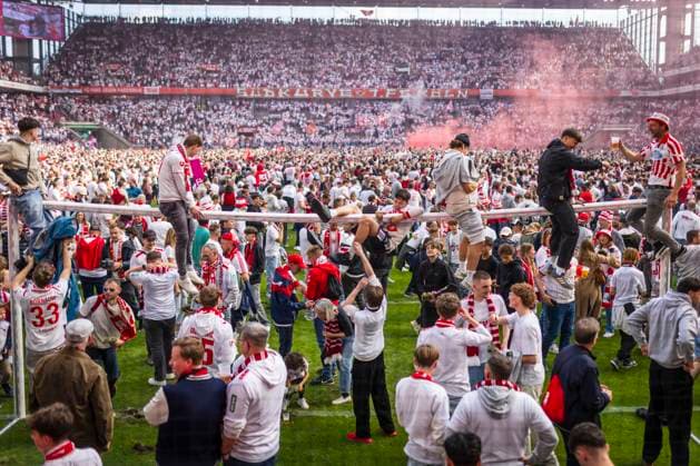 Bilder des Jahres 2025, Sport 05 Mai Sport Themen der Woche KW20 Sport Bilder des Tages Cologne, Germany. 18th Mai 2025. FC Fans feiern den Aufstieg 1. FC Köln - 1. FC Kaiserslautern 18.05.2025 *** Cologne, Germany 18th May 2025 FC fans celebrate promotion 1 FC Köln 1 FC Kaiserslautern 18 05 2025