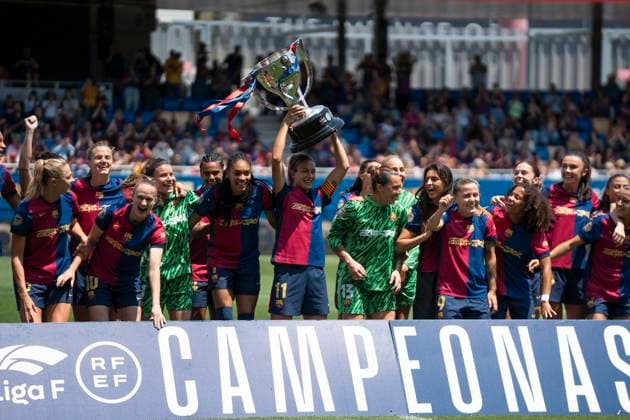 FC Barcelona, Barca Femeni v Athletic Club Femenino - Liga F Alexia Putellas, captain of FC Barcelona, lifts the Liga F winners cup with the entire team at the MATCHDAY 30 Liga F match between FC Barcelona and Athletic Club, the last game of the season, at Estadi Johan Cruyff in Barcelona, Spain, on May 18, 2025 Barcelona Spain  Copyright: xRubenxDexLaxRosax originalFilename:delarosa-matchday250518_npoT2.jpg