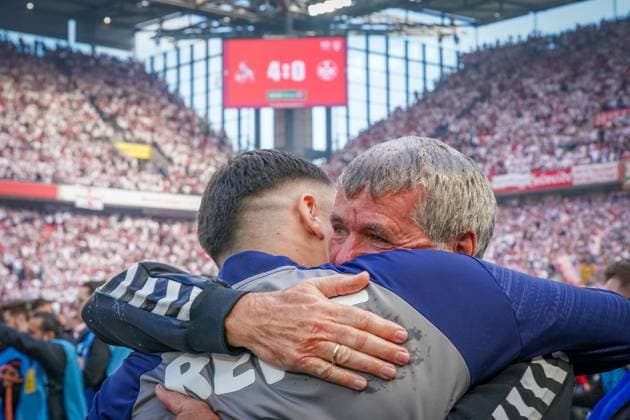 18 05 2025 Germany 2 Soccer Bundesliga 2024 2025, Matchday 34 1 FC Köln vs 1 FC Kaiserslautern Rhein Energie Stadion Köln Friedhelm Funkel coach, 1 FC Köln hugs players after promotion Copyright: xJOERANxSTEINSIEKx