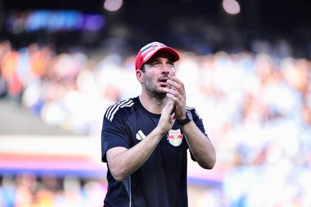 May 17, 2025, Queens, New York, USA: Red Bulls head coach Sandro Schwarz during Saturday s cross city MLS, Fussball Herren, USA match. In the 26th running of the Hudson River Derby, NYCFC powered past the New York Red Bulls in a 2-0 victory. The Derby was played at Citi Field on May 17, 2025. Queens USA - ZUMAs325 20250517_zsp_s325_070 Copyright: xJessxStilesx