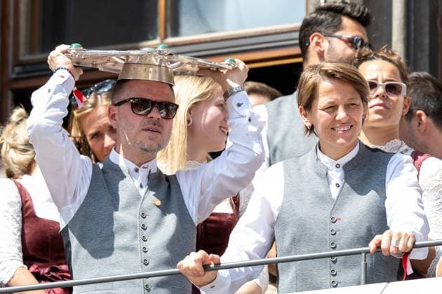 Head coach Alexander Straus FC Bayern Muenchen Frauen has the championship trophy as a sun hat on, director Bianca Rech FC Bayern , Meisterfeier, Rathausbalkon, FC Bayern Muenchen und FC Bayern Frauen, Fussball, 18 05 2025 DFB regulations prohibit any use of photographs as image sequences and or quasi video Muenchen Bayern Deutschland Copyright: xkolbert-press UlrichxGamelx