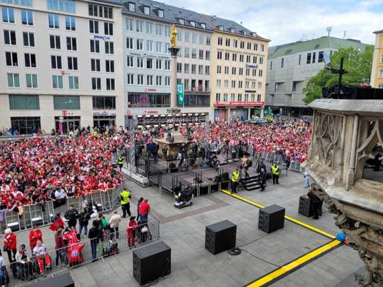 May Day celebration FC Bayern Munich Munich, 18 05 2025 FC Bayern Munich title celebration on Marienplatz at the town hall Hours before the celebration, the square is already filled with fans Bayern Germany Copyright: xMatthiasxGränzdörferx