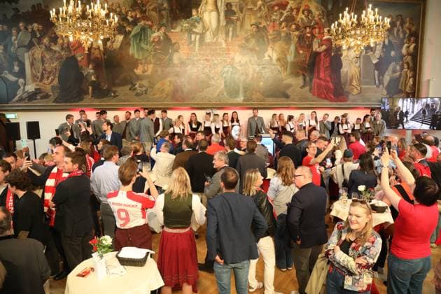May Day celebration FC Bayern Munich Munich, 18 05 2025 FC Bayern Munich title celebration on Marienplatz at the town hall Reception in the town hall hall of both teams Bayern Germany Copyright: xMatthiasxGränzdörferx