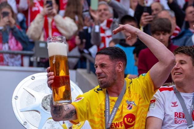 Philipp Pentke 1 FC Koeln, 20 celebrates the championship of 2 Bundesliga 1 FC Koeln vs 1 FC Kaiserslautern, Football, 2 Bundesliga, Matchday 34, Season 2024 2025, 18 05 2025 DFL REGULATIONS PROHIBIT ANY USE OF PHOTOGRAPHS AS IMAGE SEQUENCES AND OR QUASI VIDEO 1 FC Koeln vs 1 FC Kaiserslautern, Football, 2 Bundesliga, Matchday 34, Season 2024 2025, 18 05 2025 Koeln Copyright: xEibner-Pressefoto JustinxDerondex EP_JDU
