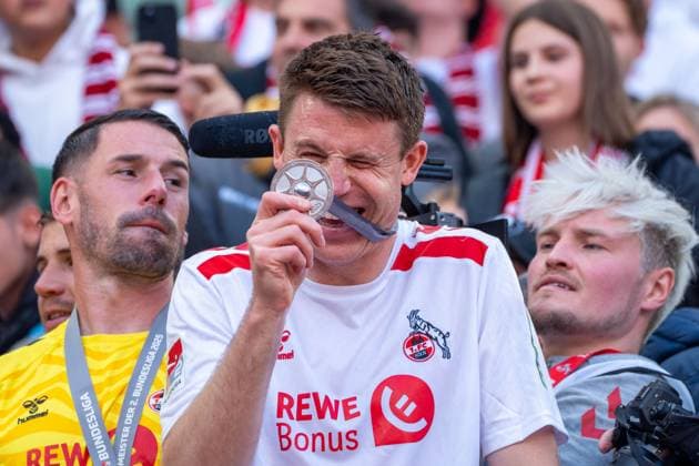 Dominique Heintz 1 FC Koeln, 03 with the champion medal of the 2 Bundesliga 1 FC Koeln vs 1 FC Kaiserslautern, Football, 2 Bundesliga, Matchday 34, Season 2024 2025, 18 05 2025 DFL REGULATIONS PROHIBIT ANY USE OF PHOTOGRAPHS AS IMAGE SEQUENCES AND OR QUASI VIDEO 1 FC Koeln vs 1 FC Kaiserslautern, Football, 2 Bundesliga, Matchday 34, Season 2024 2025, 18 05 2025 Koeln Copyright: xEibner-Pressefoto JustinxDerondex EP_JDU
