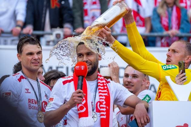 Cologne celebrate the 2 Bundesliga championship with a beer shower for Linton Maina 1 FC Koeln, 37 1 FC Koeln vs 1 FC Kaiserslautern, Football, 2 Bundesliga, Matchday 34, Season 2024 2025, 18 05 2025 DFL REGULATES PROHIBIT ANY USE OF PHOTOGRAPHS AS IMAGE SEQUENCES AND OR QUASI VIDEO 1 FC Koeln vs 1 FC Kaiserslautern, Football, 2 Bundesliga, Matchday 34, Season 2024 2025, 18 05 2025 Koeln Copyright: xEibner-Pressefoto JustinxDerondex EP_JDU
