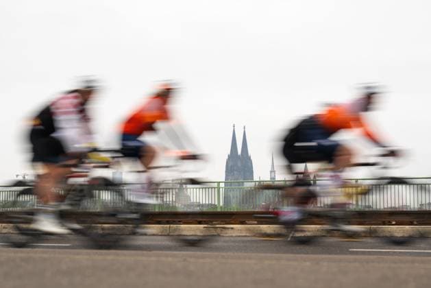 Bilder des Jahres 2025, Sport 05 Mai Sport Themen der Woche KW20 Sport Bilder des Tages Radsport, 107. Rund um Köln, 18.05.2025 Die Jedermänner auf der Severinsbrücke Köln Nordrhein-Westfalen Deutschland *** Cycling, 107 Rund um Köln, 18 05 2025 The Everyman on the Severinsbrücke Cologne North Rhine-Westphalia Germany Copyright: xMarcelxHilgerx