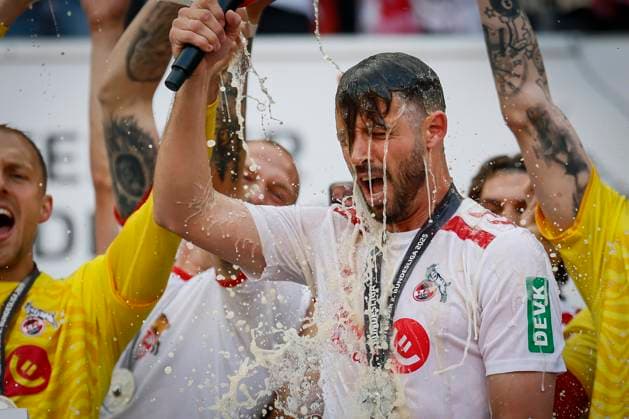 2 Soccer Bundesliga, 1 FC Köln 1 FC Kaiserslautern, 18 05 2025 Mark Uth 1 FC Köln, 13 gets a beer shower 34 Matchday of 2 Soccer Bundesliga, 2 Soccer Bundesliga, 1 FC Köln 1 FC Kaiserslautern on 18 05 2025 at RheinEnergie Stadion in Cologne THE DFL REGULATIONS PROHIBIT ANY USE OF PHOTOS AS PICTURE SEQUENCES AND OR QUASI VIDEO Copyright: xBEAUTIFULxSPORTS AxelxKohringx