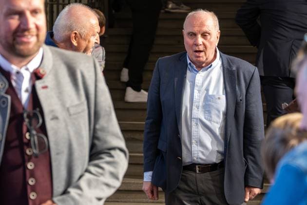 Uli Hoeness Member of the Supervisory Board FC Bayern Muenchen eV and Honorary President of FC Bayern, Meisterfeier, Rathausbalkon, FC Bayern Muenchen und FC Bayern Frauen, Fussball, 18 05 2025 DFB regulations prohibit any use of photographs as image sequences and or quasi video Muenchen Bayern Germany Copyright: xkolbert-press UlrichxGamelx
