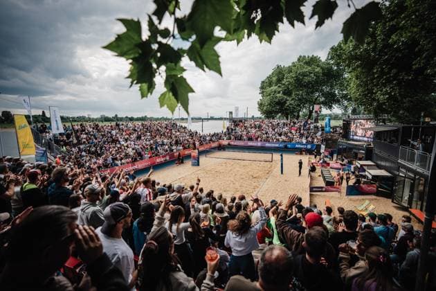 Beach volleyball women Allianz German Beach Tour 2025 Tourstop Düsseldorf 18 05 2025 The full stadium on the Rhine Düsseldorf Robert Lehr Ufer North Rhine-Westphalia Germany