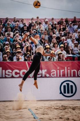 Beach volleyball women Allianz German Beach Tour 2025 Tourstop Düsseldorf 18 05 2025 Cinja Tillmann serving Düsseldorf Robert Lehr Ufer Nordrhein Westfalen Germany