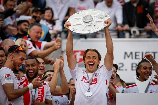 2 Soccer Bundesliga, 1 FC Köln 1 FC Kaiserslautern, 18 05 2025 Mathias Olesen 1 FC Köln, 47 presents the second division championship trophy 34 matchday of 2 Soccer Bundesliga, 2 Soccer Bundesliga, 1 FC Köln 1 FC Kaiserslautern on 18 05 2025 at RheinEnergie Stadion in Cologne THE DFL REGULATIONS PROHIBIT ANY USE OF PHOTOS AS PICTURE SEQUENCES AND OR QUASI VIDEO Copyright: xBEAUTIFULxSPORTS AxelxKohringx