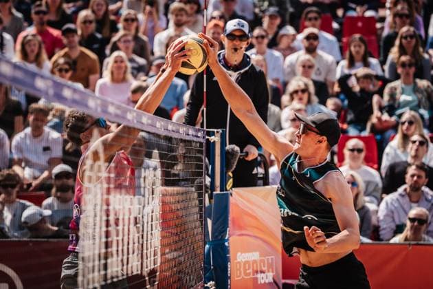Beach volleyball men Allianz German Beach Tour 2025 Tourstop Düsseldorf 18 05 2025 v l Kristians Fokerots against Robin Sowa Düsseldorf Robert Lehr Ufer Nordrhein Westfalen Germany