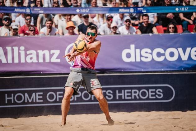 Beach volleyball men Allianz German Beach Tour 2025 Tourstop Düsseldorf 18 05 2025 Martins Plavins takes the ball Düsseldorf Robert Lehr Ufer Nordrhein Westfalen Germany