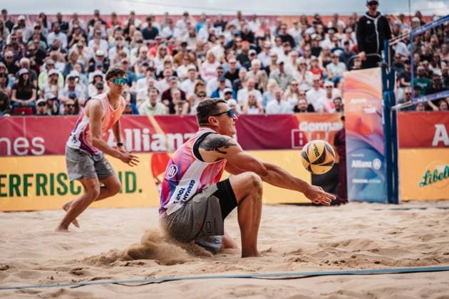 Beach volleyball men Allianz German Beach Tour 2025 Tourstop Düsseldorf 18 05 2025 Martins Plavins takes the ball Düsseldorf Robert Lehr Ufer Nordrhein Westfalen Germany
