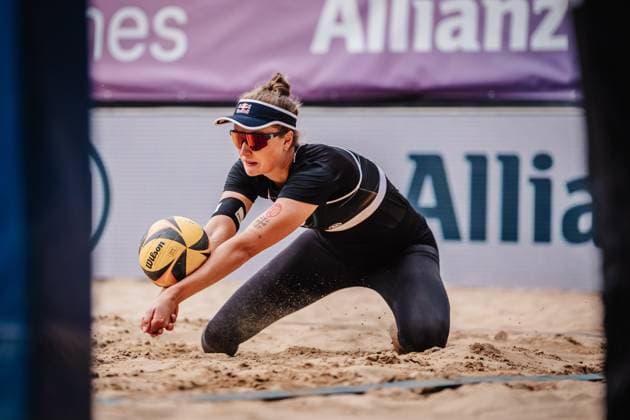 Beach volleyball women Allianz German Beach Tour 2025 Tourstop Düsseldorf 18 05 2025 Svenja Müller takes the ball Düsseldorf Robert Lehr Ufer Nordrhein Westfalen Germany