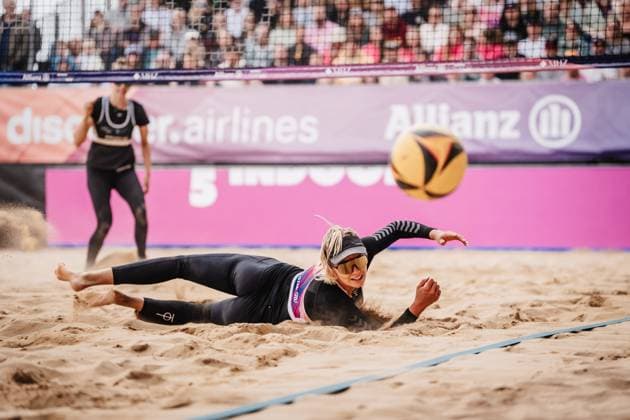 Beach volleyball women Allianz German Beach Tour 2025 Tourstop Düsseldorf 18 05 2025 Chenoa Christ looks after the ball Düsseldorf Robert Lehr Ufer North Rhine-Westphalia Germany
