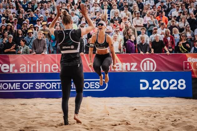 Beach volleyball women Allianz German Beach Tour 2025 Tourstop Düsseldorf 18 05 2025 f l Tabea Schwarz and Sandra Ittlinger celebrate after winning the semi-final Düsseldorf Robert Lehr Ufer Nordrhein Westfalen Germany