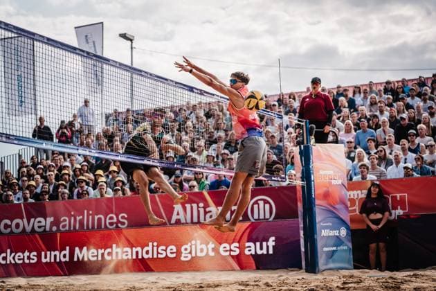 Beach volleyball men Allianz German Beach Tour 2025 Tourstop Düsseldorf 18 05 2025 v l Clemens Wickler attacking against Kristians Fokerots Düsseldorf Robert Lehr Ufer Nordrhein Westfalen Germany
