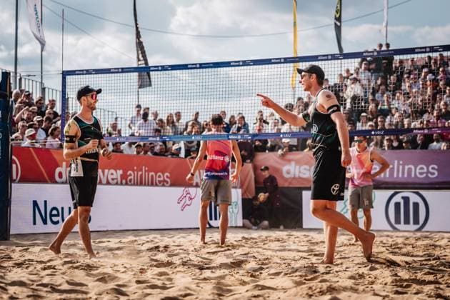 Beach volleyball men Allianz German Beach Tour 2025 Tourstop Düsseldorf 18 05 2025 f l Clemens Wickler and Nils Ehlers cheer Düsseldorf Robert Lehr Ufer Nordrhein Westfalen Germany