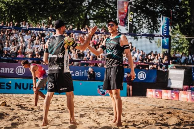 Beach volleyball men Allianz German Beach Tour 2025 Tourstop Düsseldorf 18 05 2025 f l Clemens Wickler and Nils Ehlers cheer Düsseldorf Robert Lehr Ufer Nordrhein Westfalen Germany