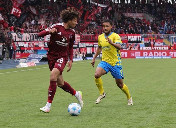 18 05 2025 Soccer Season 2024 2025 2 Soccer Bundesliga 34 Matchday Eintracht Braunschweig BTSV EBS 1 FC Nürnberg FCN Club Sportfoto Zink DaMa xdaxmax DFL regulations prohibit any use of photographs as image sequences and or quasi video only for editorial use Janis Antiste 28, 1 FC Nürnberg FCN Leon Bell Bell 19, Eintracht Braunschweig BTSV EBS
