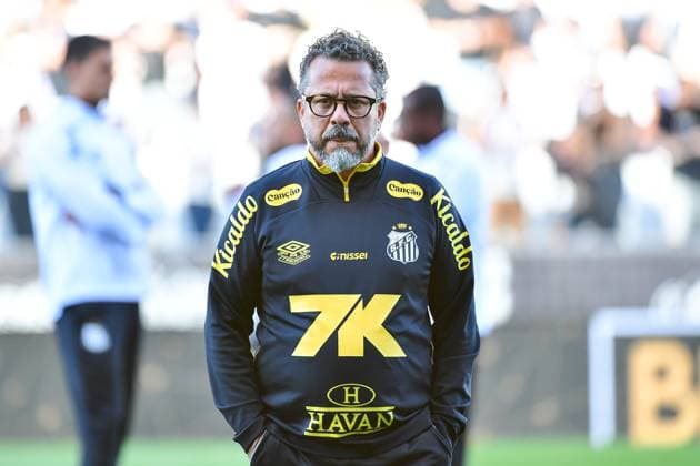 Corinthians x Santos SÃO PAULO, SP - 18.05.2025: CORINTHIANS X SANTOS - Cleber Xavier, Santos coach during the match between Corinthians x Santos, valid for the ninth round of the 2025 Brazilian Football Championship, this Sunday, (18) at Neo Química Arena, SP. (Photo: Roberto Casimiro Fotoarena) x2738549x  RobertoxCasimiro