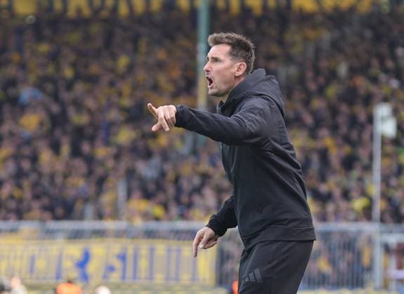18 05 2025 Soccer Season 2024 2025 2 Soccer Bundesliga 34 Matchday Eintracht Braunschweig BTSV EBS 1 FC Nürnberg FCN Club Sportfoto Zink DaMa xdaxmax DFL regulations prohibit any use of photographs as image sequences and or quasi video only for editorial use Miroslav Miro Klose Trainer 1 FC Nürnberg FCN indicates gestures directs gives instructions