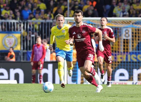 18 05 2025 Soccer Season 2024 2025 2 Soccer Bundesliga 34 Matchday Eintracht Braunschweig BTSV EBS 1 FC Nürnberg FCN Club Sportfoto Zink DaMa xdaxmax DFL regulations prohibit any use of photographs as image sequences and or quasi video only for editorial use Lino Tempelmann 20, Eintracht Braunschweig BTSV EBS Mahir Emreli 30, 1 FC Nürnberg FCN