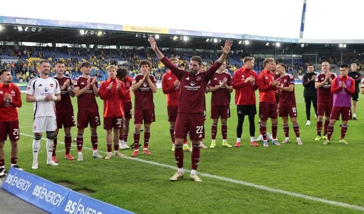 18 05 2025 Soccer Season 2024 2025 2 Soccer Bundesliga 34 Matchday Eintracht Braunschweig BTSV EBS 1 FC Nürnberg FCN Club Sportfoto Zink DaMa xdaxmax DFL regulations prohibit any use of photographs as image sequences and or quasi video only for editorial use Enrico Valentini 22, 1 FC Nürnberg FCN sad after end of match is sent from team Team to Clubfan Clubfans FCN Fans Fans Enrico Valentini 22, 1 FC Nürnberg FCN applauds clapping his hands