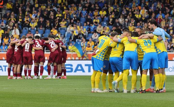 18 05 2025 Soccer Season 2024 2025 2 Soccer Bundesliga 34 Matchday Eintracht Braunschweig BTSV EBS 1 FC Nürnberg FCN Club Sportfoto Zink DaMa xdaxmax DFL regulations prohibit any use of photographs as image sequences and or quasi video only for editorial use Team circle Team circle of the team Team of FCN and Eintracht Braunschweig before the start of the match