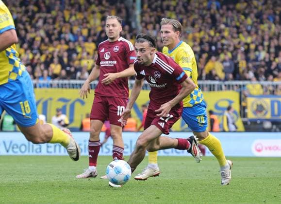 18 05 2025 Soccer Season 2024 2025 2 Soccer Bundesliga 34 Matchday Eintracht Braunschweig BTSV EBS 1 FC Nürnberg FCN Club Sportfoto Zink DaMa xdaxmax DFL regulations prohibit any use of photographs as image sequences and or quasi video only for editorial use Berkay Yilmaz 21, 1 FC Nürnberg FCN Lino Tempelmann 20, Eintracht Braunschweig BTSV EBS