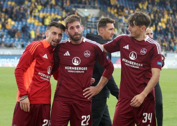 18 05 2025 Soccer Season 2024 2025 2 Soccer Bundesliga 34 Matchday Eintracht Braunschweig BTSV EBS 1 FC Nürnberg FCN Club Sportfoto Zink DaMa xdaxmax DFL regulations prohibit any use of photographs as image sequences and or quasi video only for editorial use Berkay Yilmaz 21, 1 FC Nürnberg FCN Enrico Valentini 22, 1 FC Nürnberg FCN Dustin Forkel 34, 1 FC Nürnberg FCN sad after end of match
