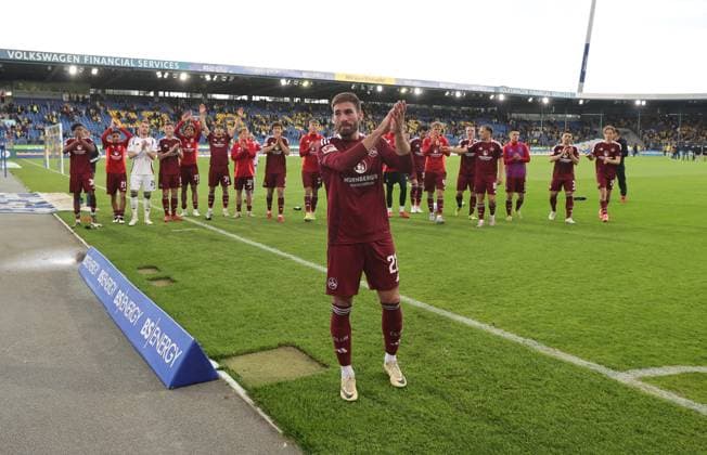 18 05 2025 Soccer Season 2024 2025 2 Soccer Bundesliga 34 Matchday Eintracht Braunschweig BTSV EBS 1 FC Nürnberg FCN Club Sportfoto Zink DaMa xdaxmax DFL regulations prohibit any use of photographs as image sequences and or quasi video only for editorial use Enrico Valentini 22, 1 FC Nürnberg FCN sad after end of match is sent from team Team to Clubfan Clubfans FCN Fans Fans Enrico Valentini 22, 1 FC Nürnberg FCN applauds clapping his hands