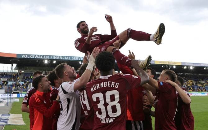 18 05 2025 Soccer Season 2024 2025 2 Soccer Bundesliga 34 Matchday Eintracht Braunschweig BTSV EBS 1 FC Nürnberg FCN Club Sportfoto Zink DaMa xdaxmax DFL regulations prohibit any use of photographs as image sequences and or quasi video only for editorial use Jubel Freude nach Spielende Enrico Valentini 22, 1 FC Nürnberg FCN is carried by the FCN team after the end of the match and thrown into the air