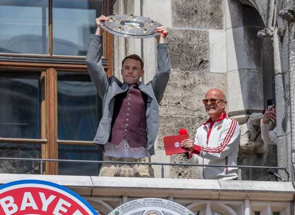 Manuel Neuer goalkeeper, FC Bayern Muenchen, 1 presents the Bundesliga championship trophy Reception and championship ceremony FC Bayern Muenchen men and women, football, Bundesliga, season 2024 2025, 18 05 2025 Reception and championship ceremony FC Bayern Muenchen men and women, football, Bundesliga, season 2024 2025, 18 05 2025 Muenchen Copyright: xEibner-Pressefoto HeikexFeinerx EP_HFR