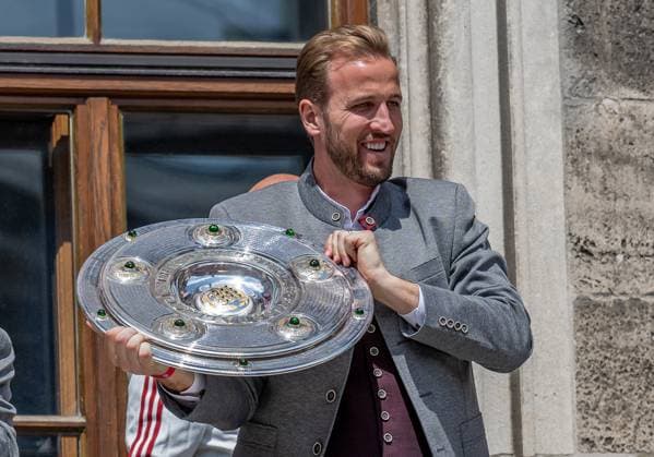 Harry Kane FC Bayern Muenchen, 9 presents the Bundesliga championship trophy Reception and championship ceremony FC Bayern Muenchen men and women, football, Bundesliga, 2024 2025 season, 18 05 2025 Reception and championship ceremony FC Bayern Muenchen men and women, football, Bundesliga, 2024 2025 season, 18 05 2025 Muenchen Copyright: xEibner-Pressefoto HeikexFeinerx EP_HFR