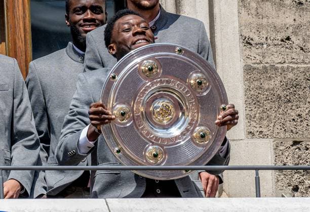 Alphonso Davies FC Bayern Muenchen, 19 presents the Bundesliga championship trophy Reception and championship ceremony FC Bayern Muenchen men and women, football, Bundesliga, 2024 2025 season, 18 05 2025 Reception and championship ceremony FC Bayern Muenchen men and women, football, Bundesliga, 2024 2025 season, 18 05 2025 Muenchen Copyright: xEibner-Pressefoto HeikexFeinerx EP_HFR