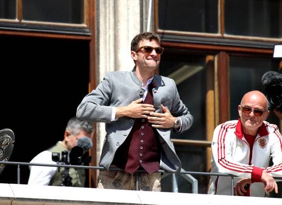 Football, men, Bundesliga, season 2024 2025, FC Bayern Munich, championship celebration, Rathausbalkon, Marienplatz Thomas Müller, Mueller FC Bayern Munich with both hands on the burst heart, greetings to the fans from the balcony