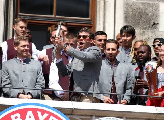 Football, men, Bundesliga, season 2024 2025, FC Bayern Munich, championship celebration, Rathausbalkon, Marienplatz Thomas Müller, Mueller FC Bayern Munich cheering with the championship trophy in hand