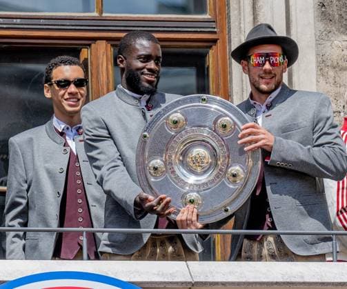 Jamal Musiala FC Bayern Muenchen, 42 , Dayot Upamecano FC Bayern Muenchen, 2 and Leon Goretzka FC Bayern Muenchen, 8 with the Bundesliga championship trophy Reception and championship ceremony FC Bayern Muenchen men and women, football, Bundesliga, 2024 2025 season, 18 05 2025 Reception and championship ceremony FC Bayern Muenchen men and women, football, Bundesliga, 2024 2025 season, 18 05 2025 Muenchen Copyright: xEibner-Pressefoto HeikexFeinerx EP_HFR